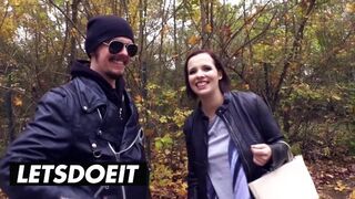 Tipa cu părul mare, cu părul negru, germană, înregistrează în căruţa aia mare pentru sex sălbatic