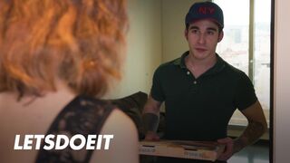 Cheating păsărică Arian Joy i-o trage mai întâi iubitului ei, apoi curierul o regulează bine