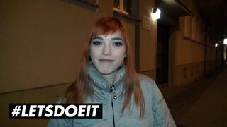 Lulu Gun şi Anny Aurora împart un uriaş copac negru în sălbăticie