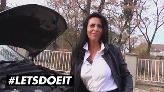 Sânii rotunzi ai doamnei Paris tremură de emoţia de a găti lup în aer liber