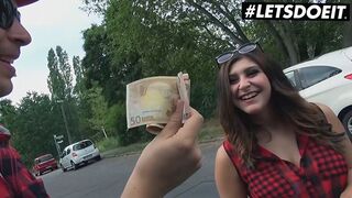 Adolescenta germana plina plateste pentru sex interrasial