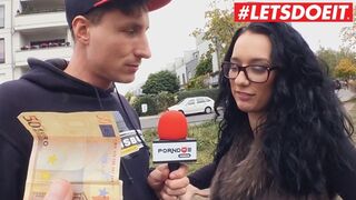 Adolescenta germana cu un fund mare coborand din autobuz cu masina sexy