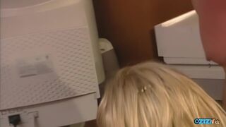 Grâu plin de spermă - sex sălbatic cu o adolescentă blondă