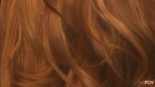 Doamna şefă arată locul subordonatului ei într-o orgie lesbiană dură