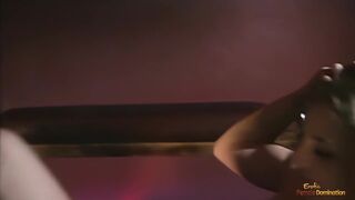 Târfa blondă suge pula mare şi neagră în timp ce anal nenorocit