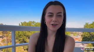 Selena subțire Dragostea sare pe o sculă groasă