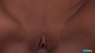 Trei fierbinte cu o fată seducătoare blondă între doi oameni de afaceri excitat