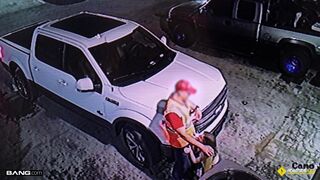 Tânăra blondă de pe marginea drumului cu brutalitate trasă de tipul cu ambulanţa