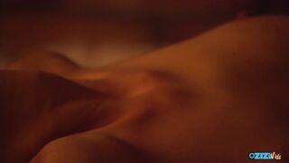 Blonda sexy şi-o trage cu ţâţele ei, şi mai e şi pe podea