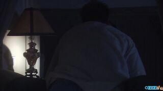 Teenage Girl suge și plimbări coada în pat înainte de culcare