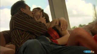 Fierbinte pe canapea - abur dracu 'milf cu părul negru