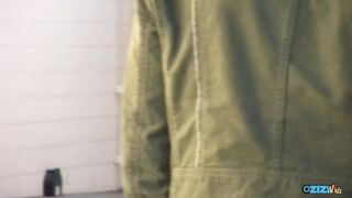 Târfă mică şi-o trage cu un străin într-o toaletă publică