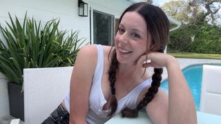 Pas Soră-sa îi aduce vibratorul la piscină şi îţi spune să te uneşti în secret