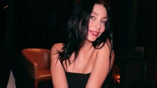 Noaptea vinului se transformă în cântecul meu sălbatic când o adolescentă sexy pierdută bate la uşa mea
