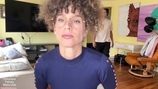 Profesoara mamă vitregă şi-o trage cu penisul fiului ei adolescent în pauză