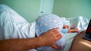 Sora Mostoha se trezeşte şi îl ajută pe fratele ei să se uite la filme porno