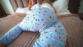 La uşa deschisă, uitându-se la filme porno, îşi seduce tatăl vitreg, fetiţa ei