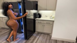 Mama vitregă dezbrăcată mă învaţă cum să-i îmbrăţişez corpul
