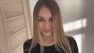 Adolescentul blond sare în copacul iubitului ei