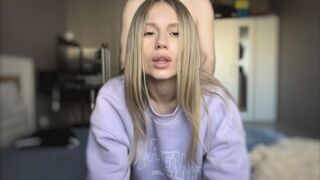 Bomba blondă adolescentă îşi arată corpul şi îl ajută pe prietenul său să se bucure de ea după sex fierbinte