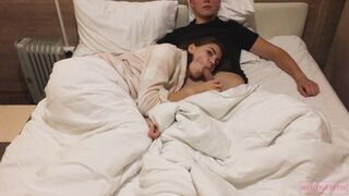 Adolescentul atractiv o suge în timp ce se uită la filme acasă