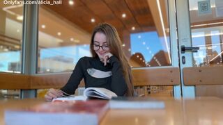 Seducţia blondă a bibliotecii - sex oral sălbatic între rafturi