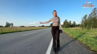 Căţea sexy în picioare strânse arată sânii şi fundul ei, plăteşte sex pentru o plimbare
