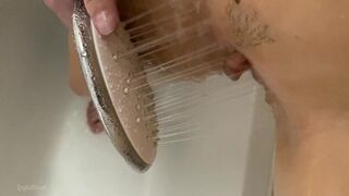 Adolescenta tremura orgasm cu capul de dus