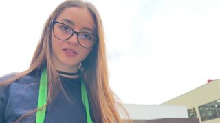 Fiica cafenelei îmi suge ouăle într-o maşină