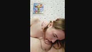 Suflare adâncă până la lacrimi, spermă în gura unui adolescent fierbinte