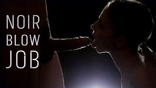 Un sex oral incitant, alb-negru, cu o gaură uriaşă în gură
