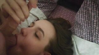 Adolescentul drăguţ stătea pe faţa mea ca să-i lingă boaşele şi să-i stropească faţa