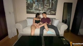 Vizionarea unui film transformat într-un sex oral sălbatic cu un adolescent