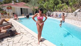 Gourmet fierbinte în piscina orgiilor personale