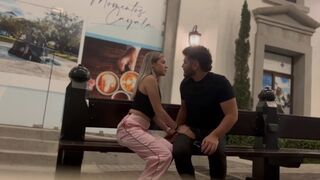 Străin fată cu o fată turistă fierbinte