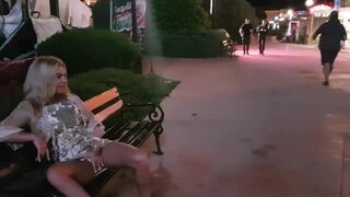 Rusoaica nebuna care se masturbeaza si face pipi pe strada publica