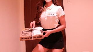 Fata cu pizza Pinay este futută de cumpărător