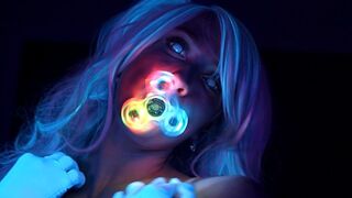 Neon stralucitoare adolescenta seduce pula cu corpul ei perfect