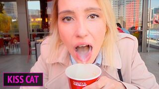 Adolescenta fata blonda suge oala in baie si bea cafea cu placere - wenidis si sarut pisica