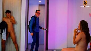 Lil Timmy îl prinde pe Hannah Miller trişând şi i-o trage ca să-i dea o lecţie bună