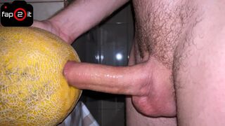 Un tip care are un rahat în creştere pe cap gemând cu un pepene suculent până la plăcintă