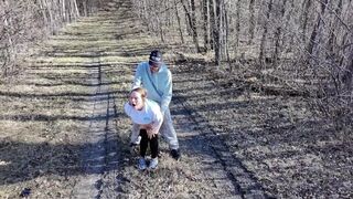 Drumeţii cu drone şi duş murdar după
