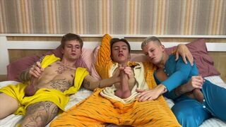 O petrecere în pijamale între băieţi