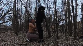 Sex oral în parc: fata amatoare lins tipul mare
