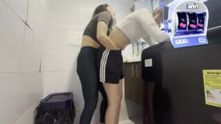 Orgie lesbiană secretă în spălătorie