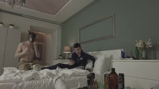 Un bărbat matur şi-o trage cu doi băieţi drăguţi la petrecere