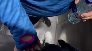 Seducţia gimnastică: masaj fierbinte în toaletă
