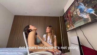 Fac sex cu fiica celui mai bun prieten al meu jucând jocuri video