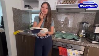 Vecinul meu blond încântat îi cere un masaj video pentru iubitul ei