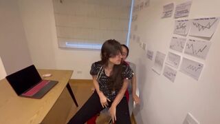 Studenta la medicină mă înşeală şi sfârşim dezbrăcaţi în biroul meu